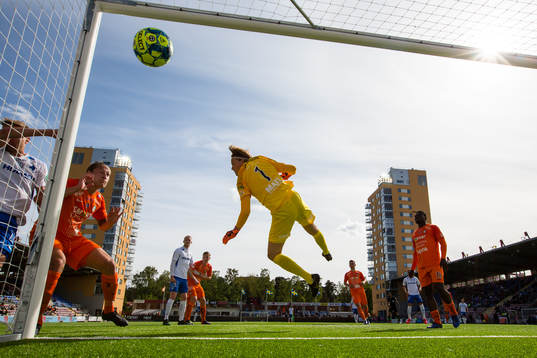 IFK Norrköpings Lars Krogh Gerson (ej i bild) gör 0-2 på