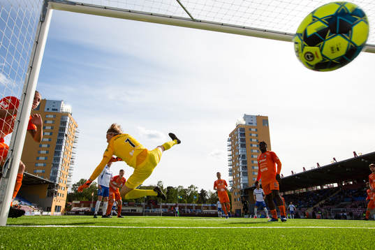 IFK Norrköpings Lars Krogh Gerson (ej i bild) gör 0-2 på