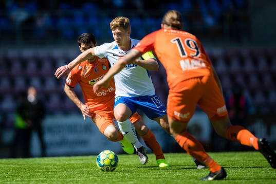 IFK Norrköpings Alexander Fransson tar sig förbi AFC