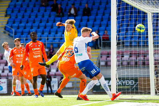 AFC Eskilstunas målvakt Ole Söderberg försöker nå