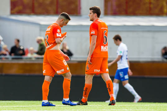 AFC Eskilstunas Kadir Hodzic och Jesper Björkman (h) deppar