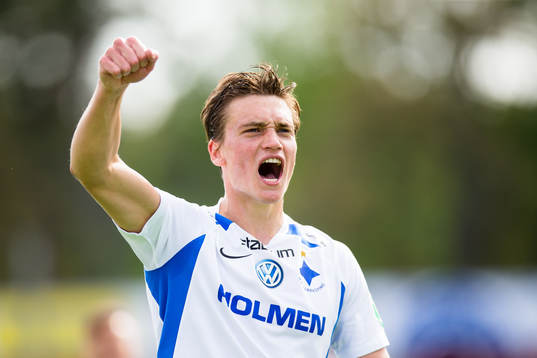 IFK Norrköpings Rasmus Lauritsen jublar med fansen