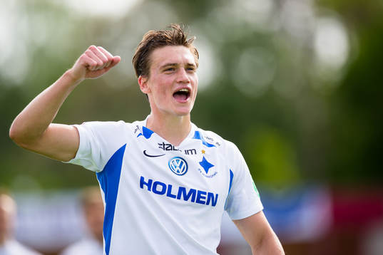 IFK Norrköpings Rasmus Lauritsen jublar med fansen