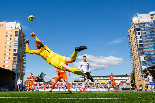 AFC Eskilstunas målvakt Ole Söderberg med en räddning