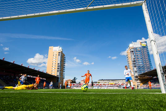 AFC Eskilstunas tränare Nemanja Miljanvoic ser bollen gå