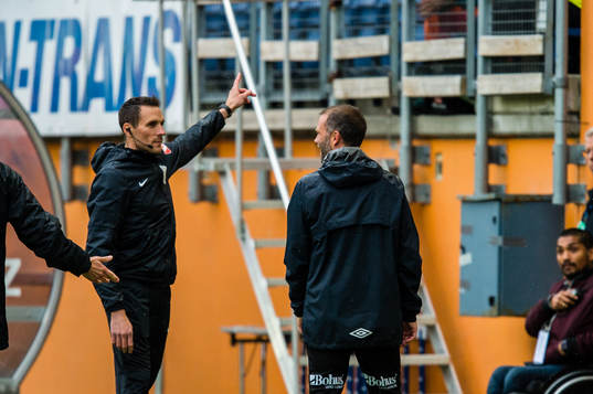 Trond Fredriksen, head coach of Ull/Kisa, sent off the pitch