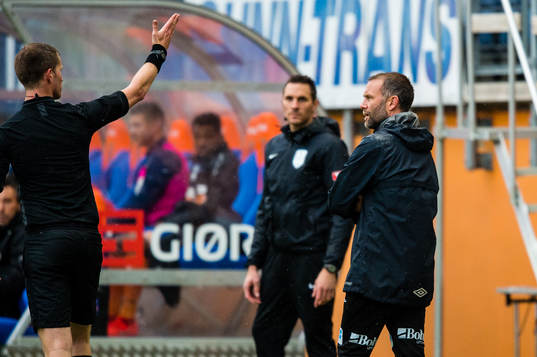 Trond Fredriksen, head coach of Ull/Kisa, sent off the pitch