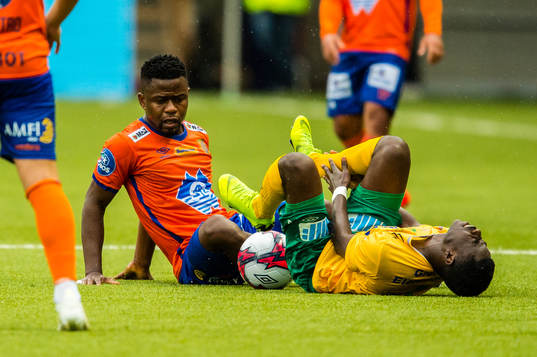 Izunna Arnest Uzochukwu of Aalesund and Eric Bugale