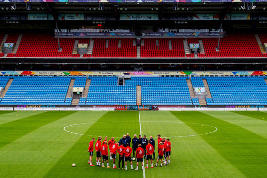 The players and coaching staff of Norway gather in a circle