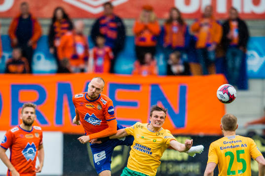 Aron Elis Thrandarson of Aalesund and Ole Andreas Mundal