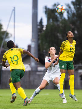 Ingrid Syrstad Engen of Norway and Linda Motlhalo of South
