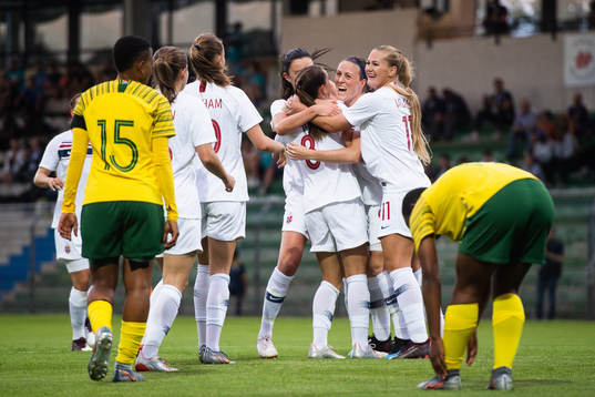 Vilde Bøe Risa celebrate wiith team mates
