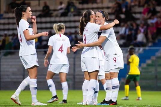 Isabell Lehn Herlovsen celebrates with Vilde Bøe Risa of