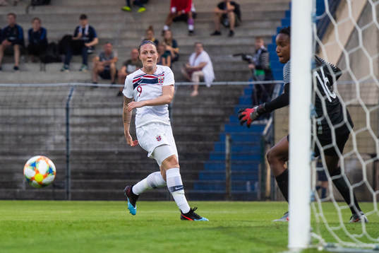 Isabell Lehn Herlovsen of Norway scores 0-4