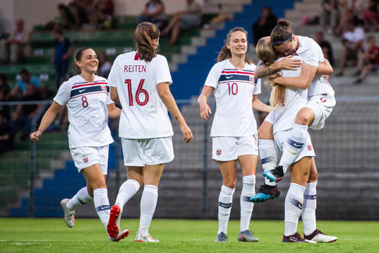 Lisa-Marie Karlseng Utland of Norway celebrate with team