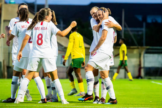 Isabell Lehn Herlovsen celebrates with Vilde Bøe Risa and