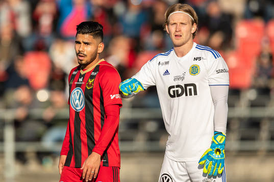 Östersunds Hosam Aiesh och Sundsvalls målvakt William