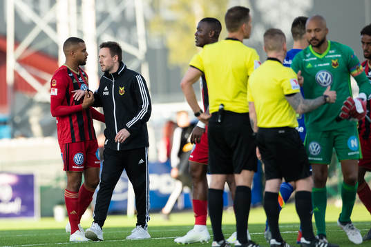 Östersunds tränare Ian Burchnall tackar Noah Sonko
