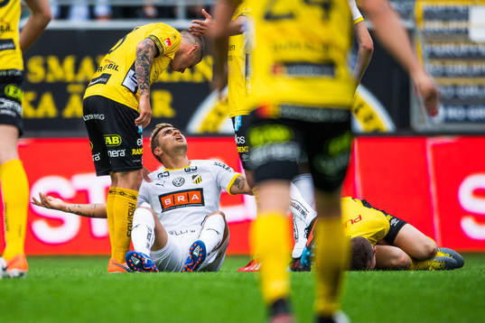 Häckens Paulinho slår ut med armarna medan Elfsborgs Jon