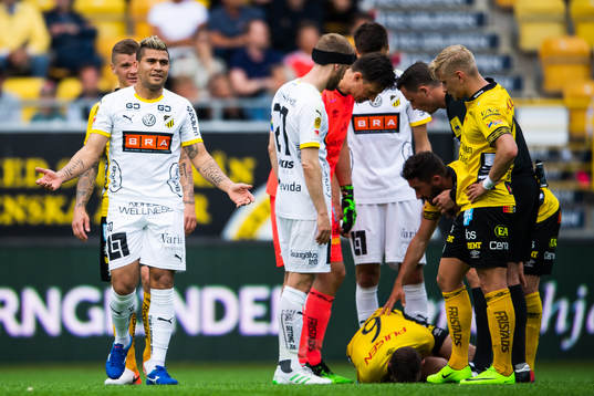 Häckens Paulinho slår ut med armarna medan Elfsborgs Jon