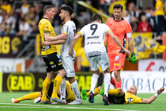 Irriterat mellan Elfsborgs Jon Jönsson och Simon Strand
