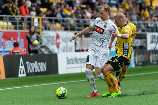 Häckens Gustav Berggren och Elfsborgs Simon Strand