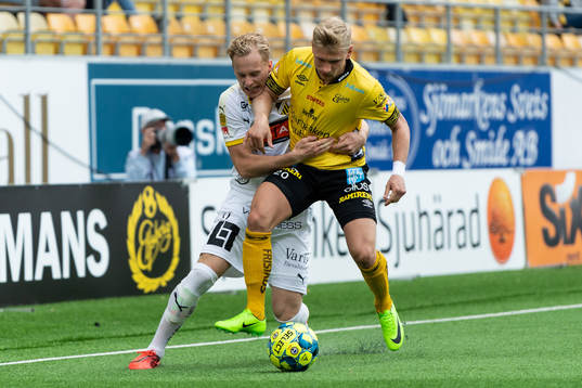 Häckens Gustav Berggren och Elfsborgs Simon Strand