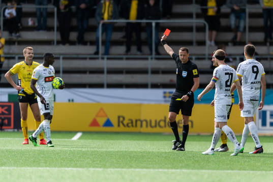Domare Andreas Ekberg ger Elfsborgs Gustav Henriksson rött