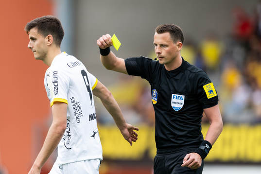 Häckens Alexander Jeremejeff får gult kort av domare