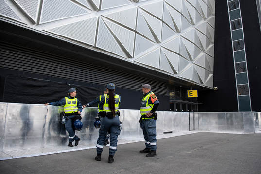 Ordningsvakter står utanför arenan