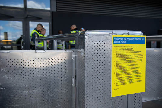 Ordningsvakter står utanför läktaren