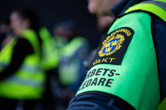 En ordningsvakt står vid insläppet till Friends Arena