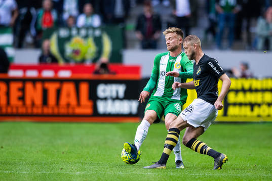 s Daniel Sundgren i kamp om bollen
