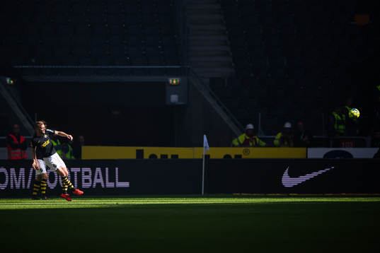 s Sebastian Larsson slår en frispark