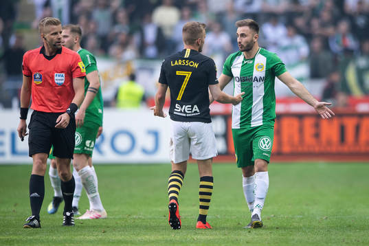 s Sebastian Larsson och Hammarbys Muamer Tankovic i en