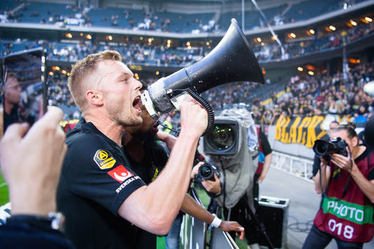 s Sebastian Larsson jublar