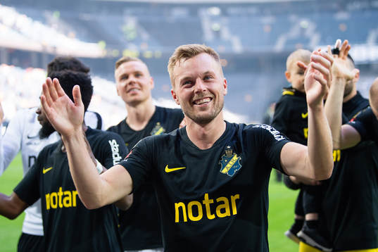 s Sebastian Larsson jublar