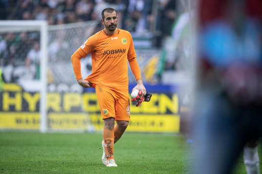 Hammarbys målvakt Gianluca Curci deppar
