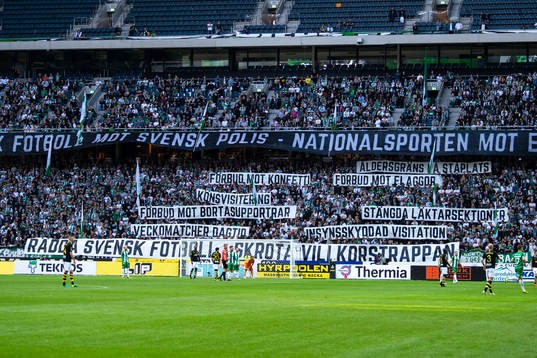 Hammarbys supportrar håller upp banderoller
