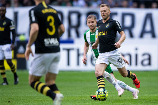 s Sebastian Larsson och Hammarbys Darijan Bojanic