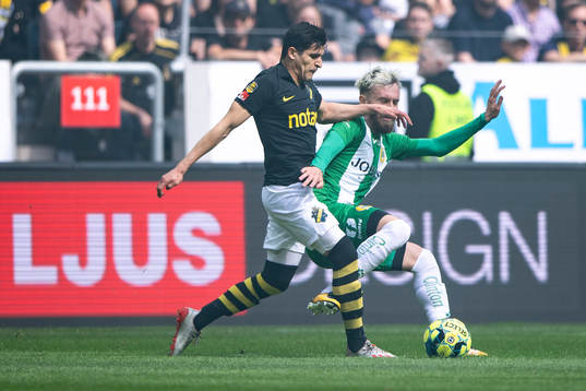 s Tarik Elyounoussi och Hammarbys Simon Sandberg