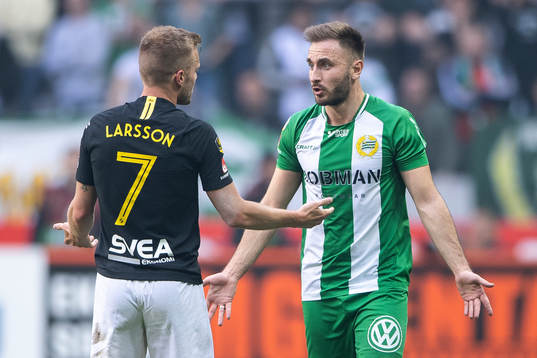s Sebastian Larsson och Hammarbys Muamer Tankovic diskuterar