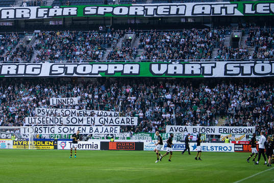 Hammarbys supportrar håller upp banderoller