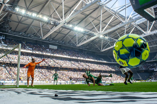 Hammarbys målvakt Gianluca Curci (v) och Dennis Widgren