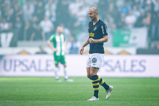 s Per Karlsson jublar