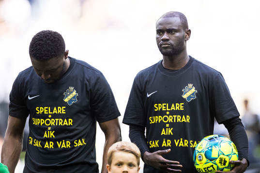 s Enoch Kofi Adu med en t-shirt med texten "Spelare +