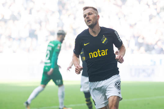 s Sebastian Larsson jublar
