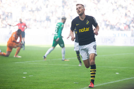 s Sebastian Larsson jublar