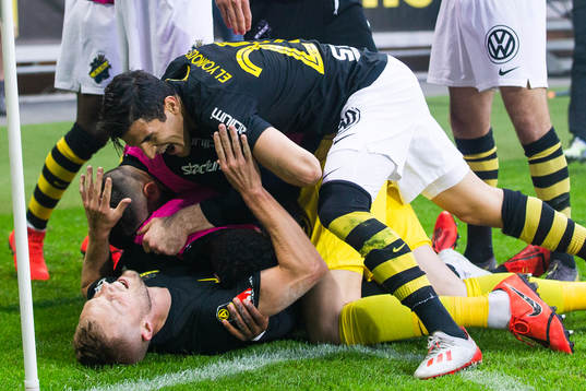 s Sebastian Larsson jublar med jublar med Heradi Rashidi