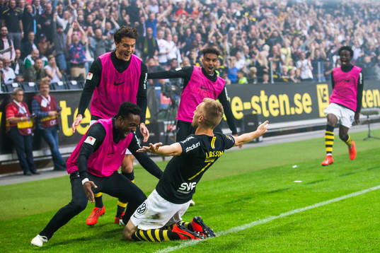 s Sebastian Larsson jublar med  Heradi Rashidi, Magnar